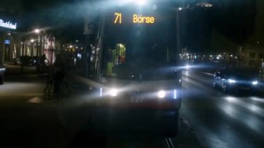 Viyana 'da gece tramvay treni. Yüksek kalite 4k görüntü