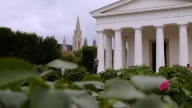 Viyana Volksgarten 'deki Theseus tapınağı ve Rathaus. Yüksek kalite 4k görüntü