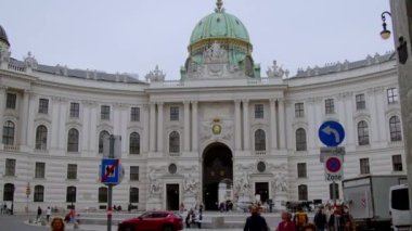 Vienna Michaelerplatz, Hofburg 'un turistlerle dolu bir parçası. Yüksek kalite 4k görüntü