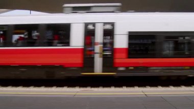Viyana tren istasyonunda tren istasyonuna giriş ve çıkış platformu var. Yüksek kalite 4k görüntü