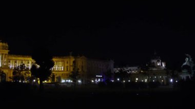 Heldenplatz Viyana 'da Hofburg ve geceleri ulusal kütüphane. Yüksek kalite 4k görüntü