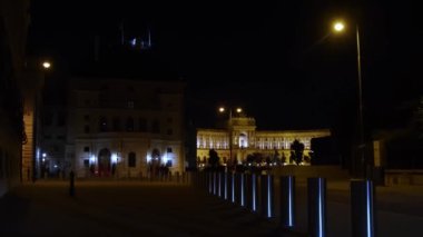 Heldenplatz Viyana 'da Hofburg ve geceleri ulusal kütüphane. Yüksek kalite 4k görüntü