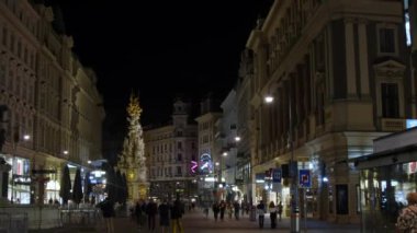 Viyana Graben geceleri yoldan geçenlerle. Yüksek kalite 4k görüntü