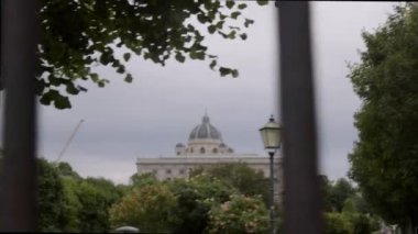Viyana tarihi müzesi Volksgarten 'de çitlerin arkasından görüldü. Yüksek kalite 4k görüntü