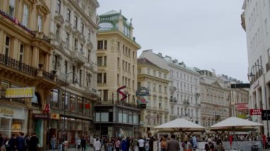 Viyana 'nın ünlü Graben caddesinde yoğun bir sahnesi var. Yüksek kalite 4k görüntü