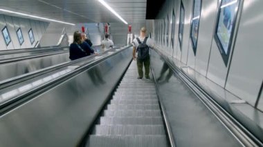 Yürüyen merdiven metroya iniyor. Yüksek kalite 4k görüntü