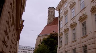 Viyana Minoritenplatz 'daki tarihi Schotten kilisesi. Yüksek kalite 4k görüntü