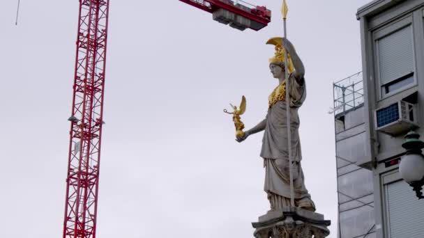 Staty Pallas Athene Framför Det Österrikiska Parlamentet Med Byggkran Högkvalitativ — Stockvideo