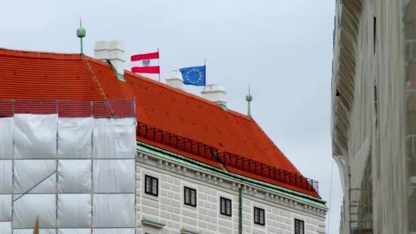 Osztrák Európai Zászlók Lobognak Bécsi Hofburg Palota Elnöki Rezidenciáján Kiváló — Stock videók