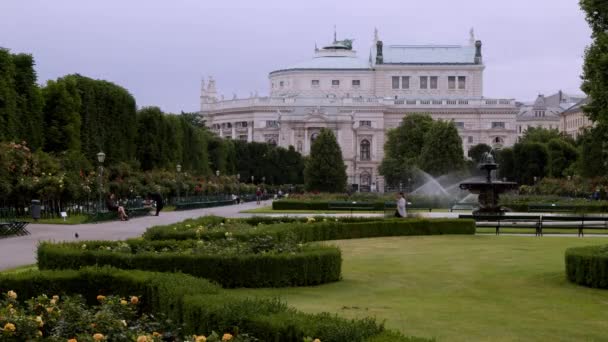 Άρδευση Στο Όμορφο Πάρκο Volksgarten Δίπλα Στο Burgtheater Βιέννη Υψηλής — Αρχείο Βίντεο