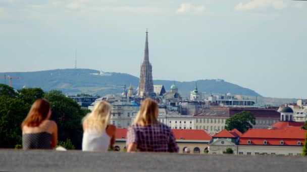 Tři Dívky Sledující Vídeňskou Krajinu Katedrálou Štěpána Vysoce Kvalitní Záběry — Stock video