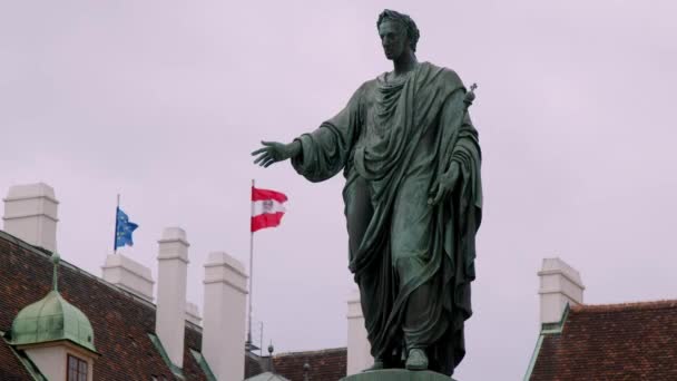 Памятник Императору Францу Вене Австрийскими Европейскими Флагами Высококачественные Кадры — стоковое видео