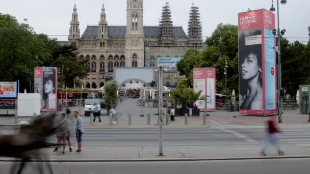 Wiener Rathaus Und Verkehr Auf Der Ringstraße Hochwertiges Filmmaterial — Stockvideo