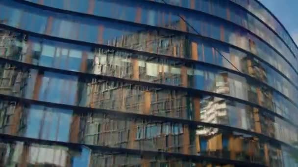 Glasreflektioner Modern Affärspark Wien Högkvalitativ Film — Stockvideo