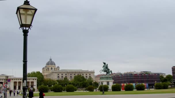 歴史的な議会と博物館の建物があるウィーン ヘルデンプラッツ 高品質4K映像 — ストック動画