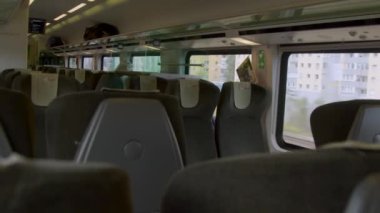Gündüz ve tüneldeki yolcu treninin içinde. Yüksek kalite 4k görüntü