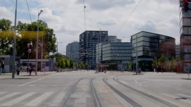 Viyana iş parkı ve tramvay rayları. Yüksek kalite 4k görüntü