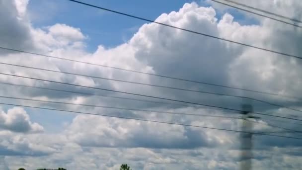 Nubes Líneas Aéreas Tren Pasando Por Rápido Imágenes Alta Calidad — Vídeos de Stock