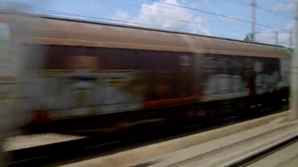 Kereta Api Melewati Stasiun Dengan Kereta Barang Rekaman Berkualitas Tinggi — Stok Video