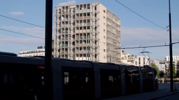 Scena Strada Vienna Urbano Sonnwendviertel Con Passaggio Del Tram Filmati — Video Stock