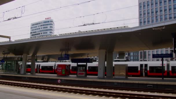 Платформа Главном Железнодорожном Вокзале Вены Входом Поезд Выходом Станции Высококачественные — стоковое видео