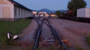 Akşam güneşinde tren rayları. Yüksek kalite 4k görüntü