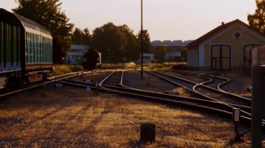 Akşam güneşinde tren rayları. Yüksek kalite 4k görüntü