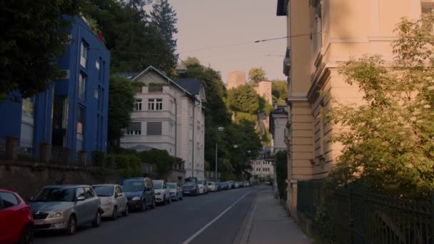 美しい夏の夜の光の中でザルツブルクの街並み 高品質4K映像 — ストック動画