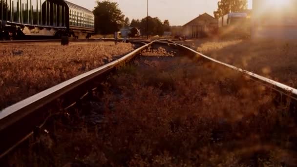 铁路轨道在黄昏的阳光下 高质量的4K镜头 — 图库视频影像