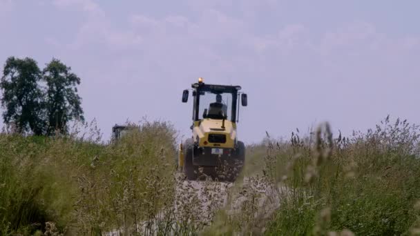 夏に農村部の道路を舗装ロードローラー 高品質4K映像 — ストック動画
