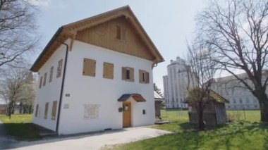 Gerçek pencerenin yanındaki sahte pencere ve tarihi evin geniş açılı görüntüsü. Yüksek kalite 4k görüntü