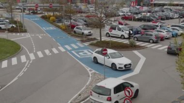Alışveriş merkezinin otoparkındaki trafik akışı. Yüksek kalite 4k görüntü