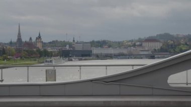 Linz şehri Tuna Nehri 'nin karşısındaki Neue Eisenbahnbruecke' den görülüyor. Yüksek kalite 4k görüntü