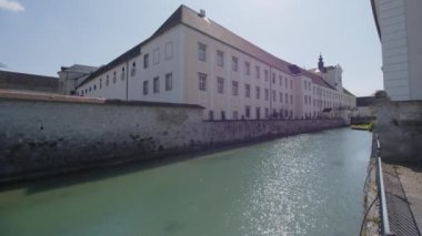 Kremsmuenster Barok Manastırı 'ndaki güzel gölet. Yüksek kalite 4k görüntü
