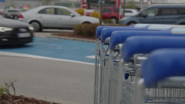 Bevásárlókocsik Bevásárlóközpontban Parkoló Forgalom Kiváló Minőségű Felvételek — Stock videók
