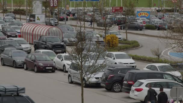 Sibuk Pembeli Dan Lalu Lintas Tempat Parkir Mal Belanja Penuh — Stok Video