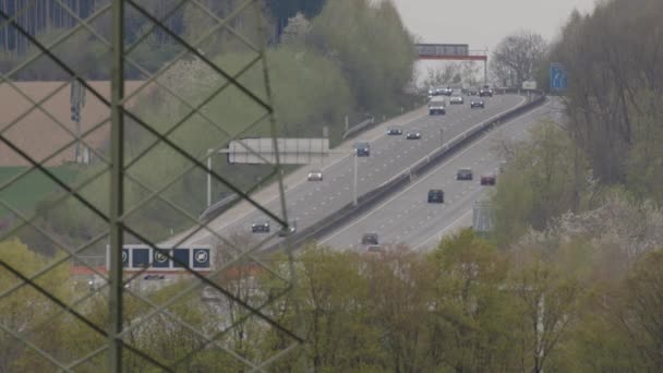 奥地利三条车道公路上的汽车交通 高质量的4K镜头 — 图库视频影像