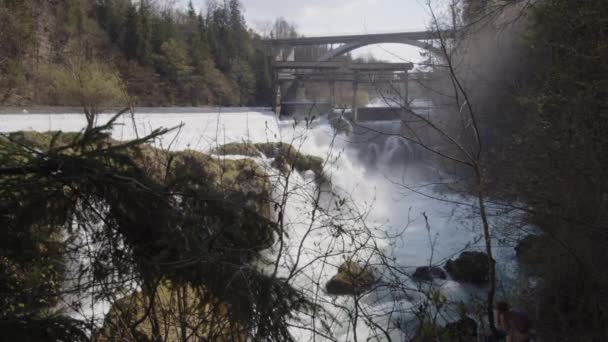 Wodospad Traunfall Mostem Autostrady Rzeki Weir Wysokiej Jakości Materiał — Wideo stockowe