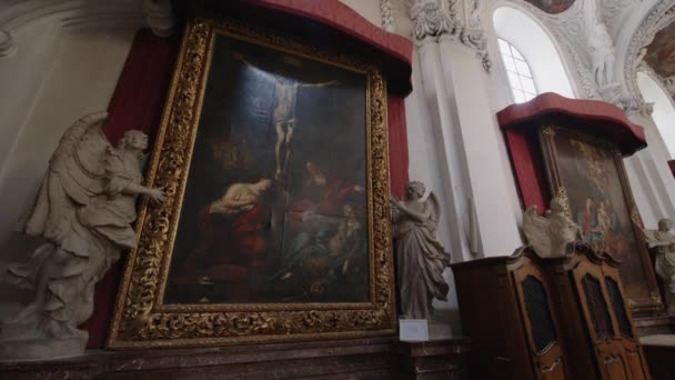 上オーストリアのバロック様式の修道院教会クレムスメンスターのサイド祭壇 高品質4K映像 — ストック動画