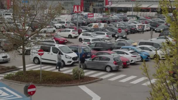 Geschäftige Einkäufer Und Verkehr Auf Vollen Einkaufsparkplätzen Hochwertiges Filmmaterial — Stockvideo