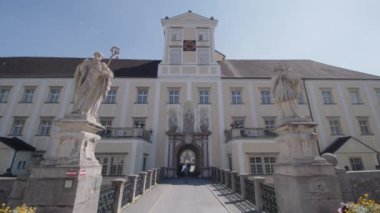 Kremsmuenster manastırı girişindeki kiliseye gidenler. Yüksek kalite 4k görüntü