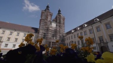 Kremsmuenster 'daki iskeleli manastır kilisesi. Yüksek kalite 4k görüntü