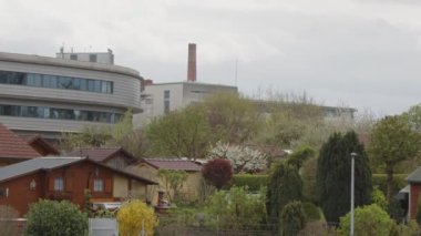 Arka planda iş binaları olan tahsis alanı. Yüksek kalite 4k görüntü