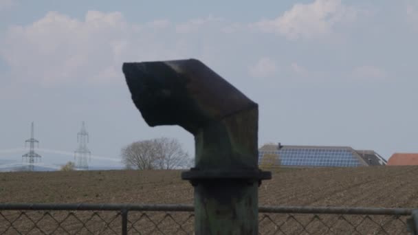 Fotovoltaik Paneller Yüksek Voltaj Pilonunun Yanındaki Fosil Egzoz Yüksek Kalite — Stok video