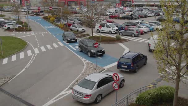 Lalu Lintas Sibuk Parkiran Pusat Perbelanjaan Rekaman Berkualitas Tinggi — Stok Video