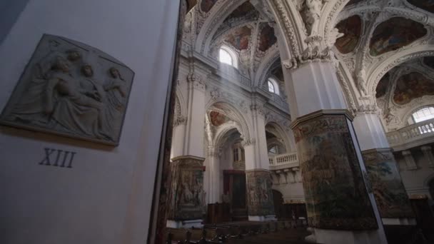 Oknem Barokním Kostele Proniká Mystické Slunce Vysoce Kvalitní Záběry — Stock video