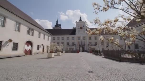 Dwór Zabytkowym Barokowym Klasztorze Kremsmuenster Wiosną Wysokiej Jakości Materiał — Wideo stockowe