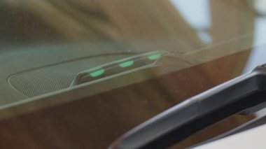 Elektrikli araçta yeşil yük göstergesi. Yüksek kalite 4k görüntü