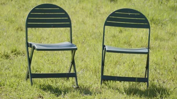 Dvě Zelené Plastové Židle Louce Jaře Vedle Lesa Vysoce Kvalitní — Stock video