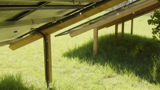 Houten Constructie Met Achterkant Van Fotovoltaïsche Panelen Hoge Kwaliteit Beeldmateriaal — Stockvideo